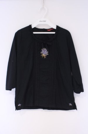 画像: PINK HOUSE / すみれブーケ刺繍リボンブラウス  クロ O-26-02-07-1002-LO-BL-OW-OS