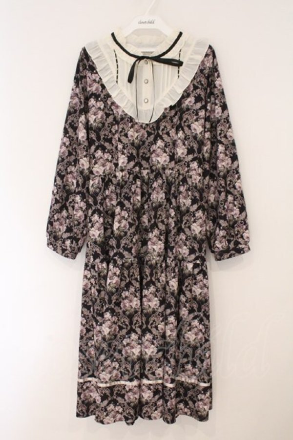 画像1: axes femme / ウォールオーナメント柄ワンピース  クロ×オフ O-26-02-16-076-AX-OP-IG-OS (1)