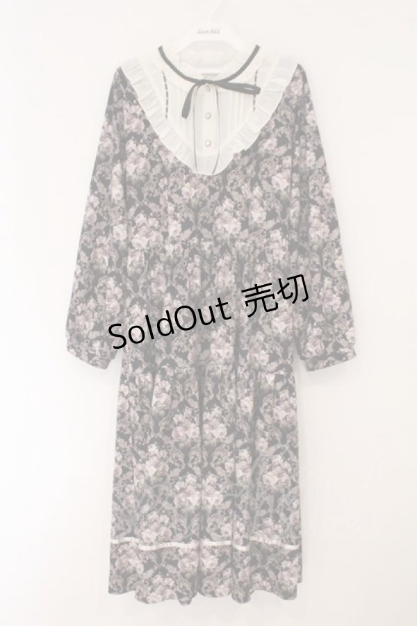 画像1: axes femme / ウォールオーナメント柄ワンピース  クロ×オフ O-26-02-16-076-AX-OP-IG-OS (1)