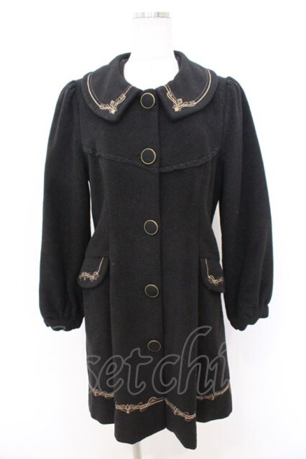 画像2: Amavel / フードケープ付きクロス刺繍ロングコート  クロ O-26-02-18-004-CA-CO-IG-OS (2)