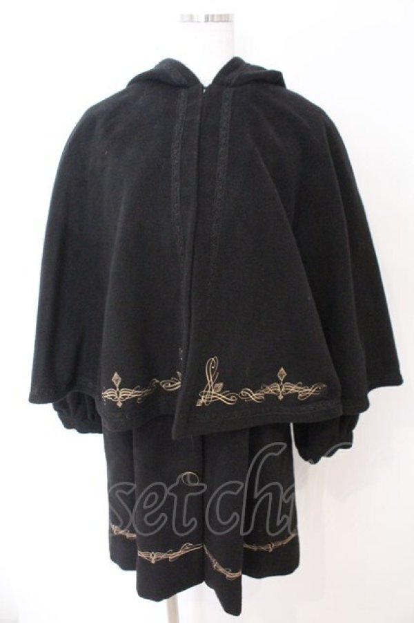 画像1: Amavel / フードケープ付きクロス刺繍ロングコート  クロ O-26-02-18-004-CA-CO-IG-OS (1)