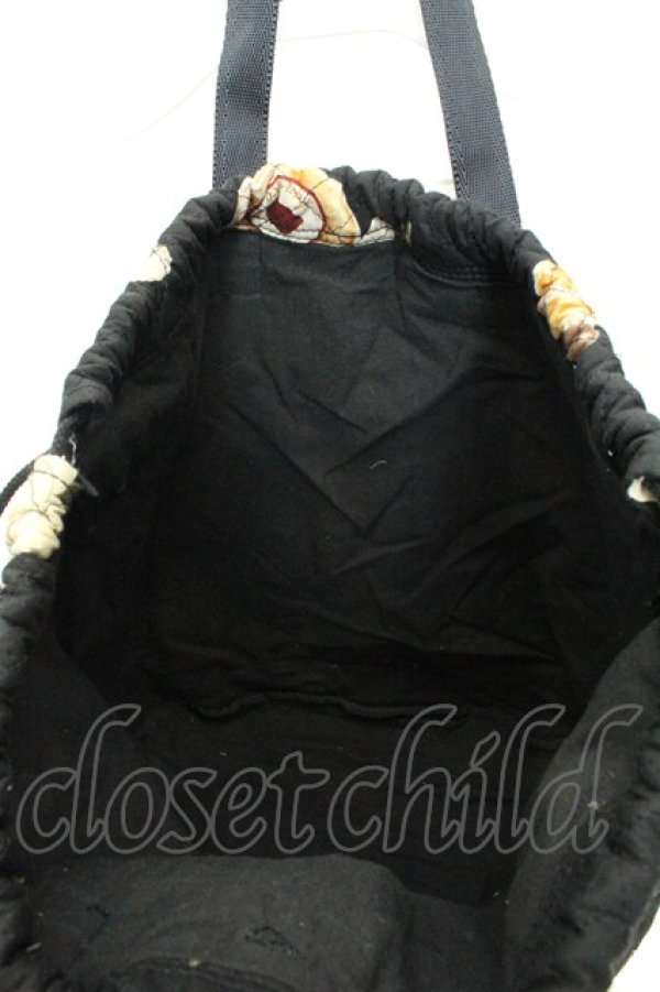 画像4: KANEKO ISAO / カメリアパフュームプリントキルト巾着バッグ  クロ O-26-02-19-007-EL-BG-IG-OS (4)