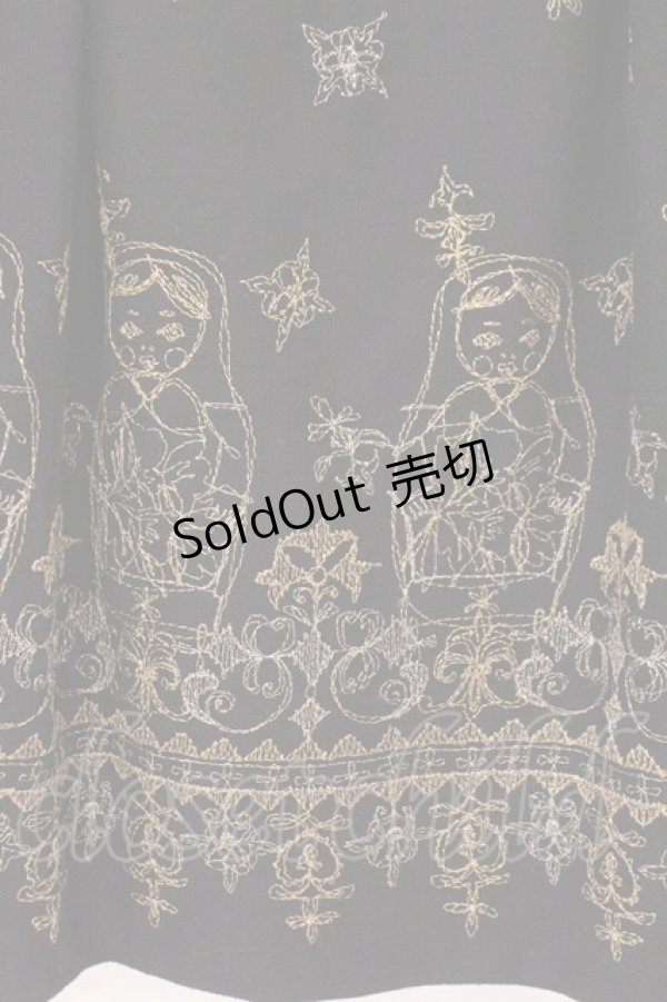 画像3: Jane Marple / シャイニーマトリョーシカエンブロイダリーのフォークロアドレス　ジャンパースカート M クロ O-26-02-23-024-JM-OP-OW-OS (3)