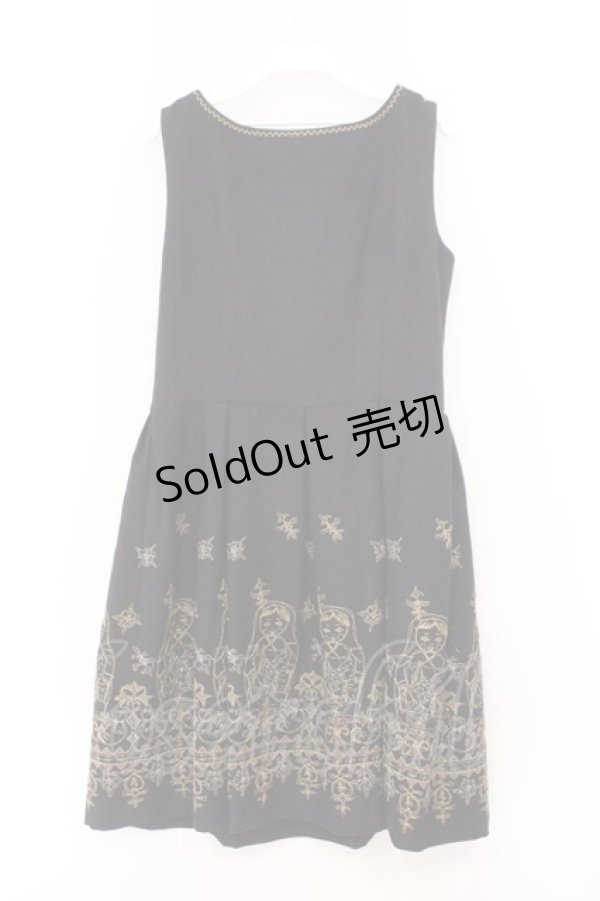 画像4: Jane Marple / シャイニーマトリョーシカエンブロイダリーのフォークロアドレス　ジャンパースカート M クロ O-26-02-23-024-JM-OP-OW-OS (4)