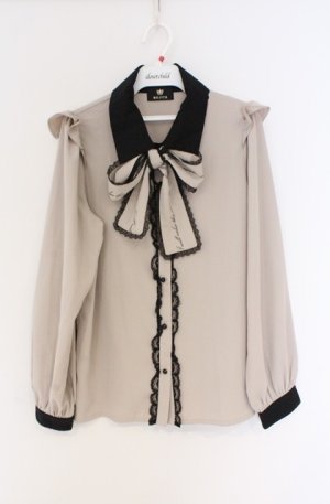 画像: Rojita / ロゴリボンブラウス  ベージュ×クロ O-26-02-24-1001-LO-OP-IG-OS