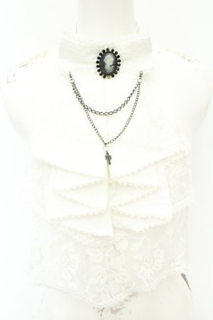 画像: Ozz oneste / カメオ付きレースフリルジャボタイ  ホワイト O-26-02-24-2051-OO-ZA-OW-OS