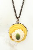 画像1: Q-pot. / カボチャモンブランカップケーキネックレス  イエロー×グリーン×シロ O-26-02-24-2057-QP-AC-IG-OS (1)