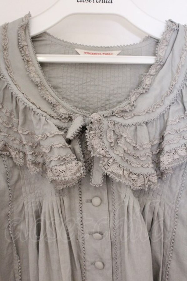 画像2: WONDERFUL WORLD / レースフリルカラータックブラウス  グレー O-26-02-26-041-LO-BL-IG-OS (2)