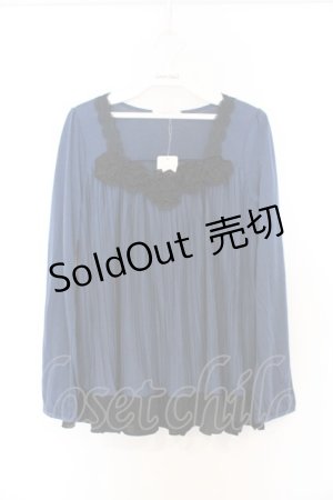 画像: axes femme / 胸元コサージュプルオーバー M ブルー×クロ O-26-02-27-034-AX-TO-IG-OS