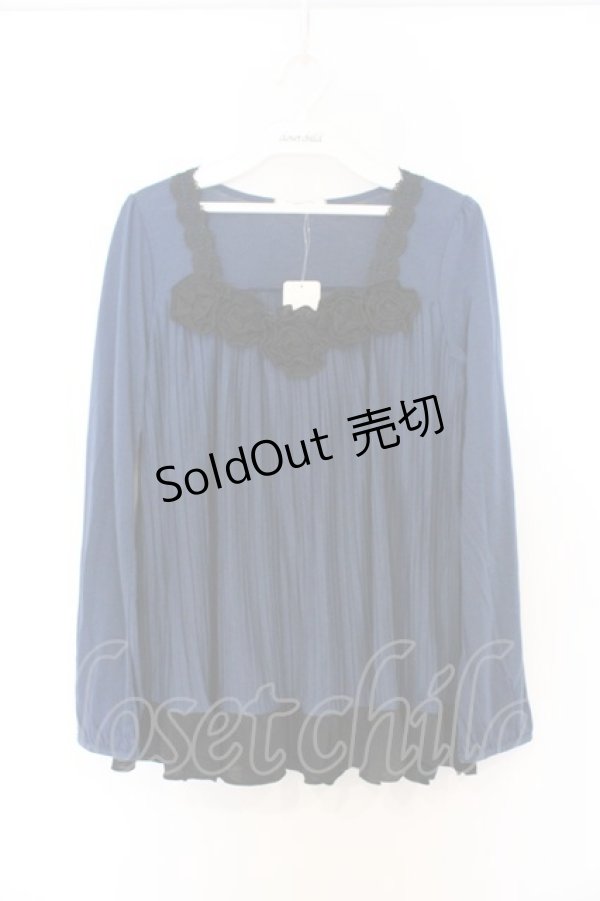 画像1: axes femme / 胸元コサージュプルオーバー M ブルー×クロ O-26-02-27-034-AX-TO-IG-OS (1)