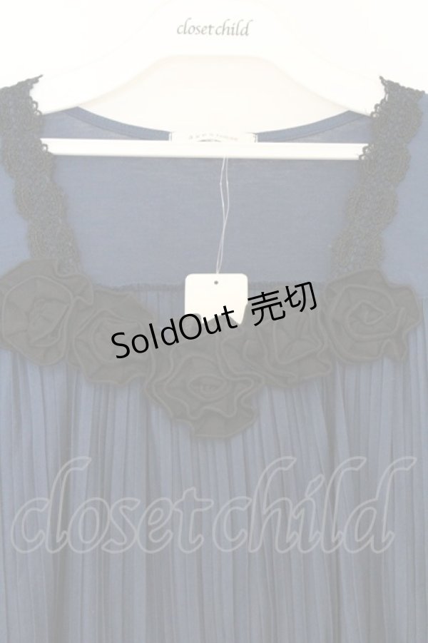 画像2: axes femme / 胸元コサージュプルオーバー M ブルー×クロ O-26-02-27-034-AX-TO-IG-OS (2)