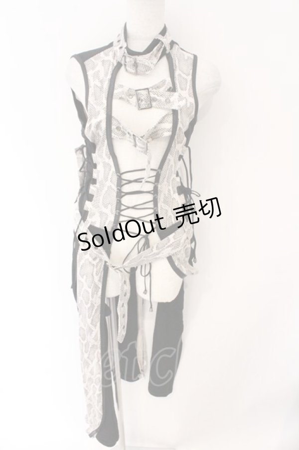 画像1: Qutie Frash / ベルトロングベスト  ホワイト×ブラック O-26-03-06-060-QU-TO-IG-OS (1)