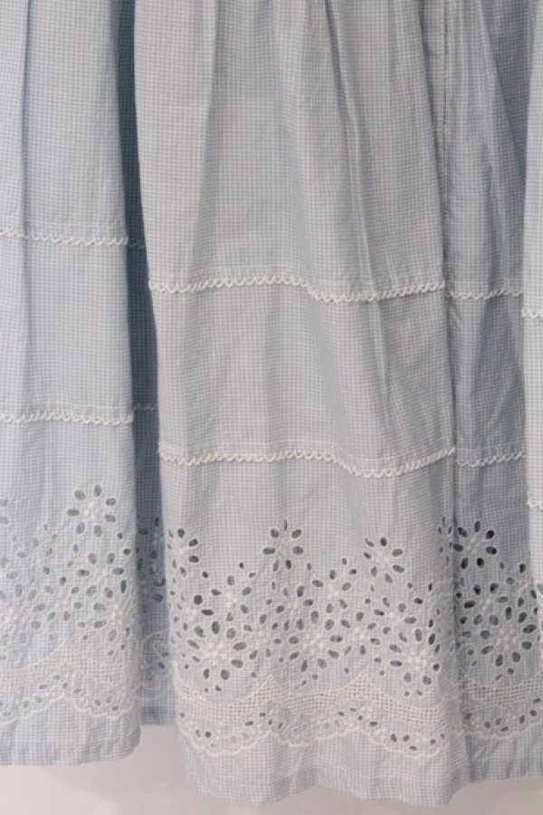 画像2: PINK HOUSE / カットワーク使いギンガムローンスカート  サックス O-26-03-07-1046-LO-SK-OW-OS (2)