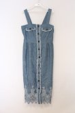 画像1: axes femme / 裾刺繍デニムジャンパースカート  ブルー O-26-03-07-1023-AX-OP-IG-OS (1)