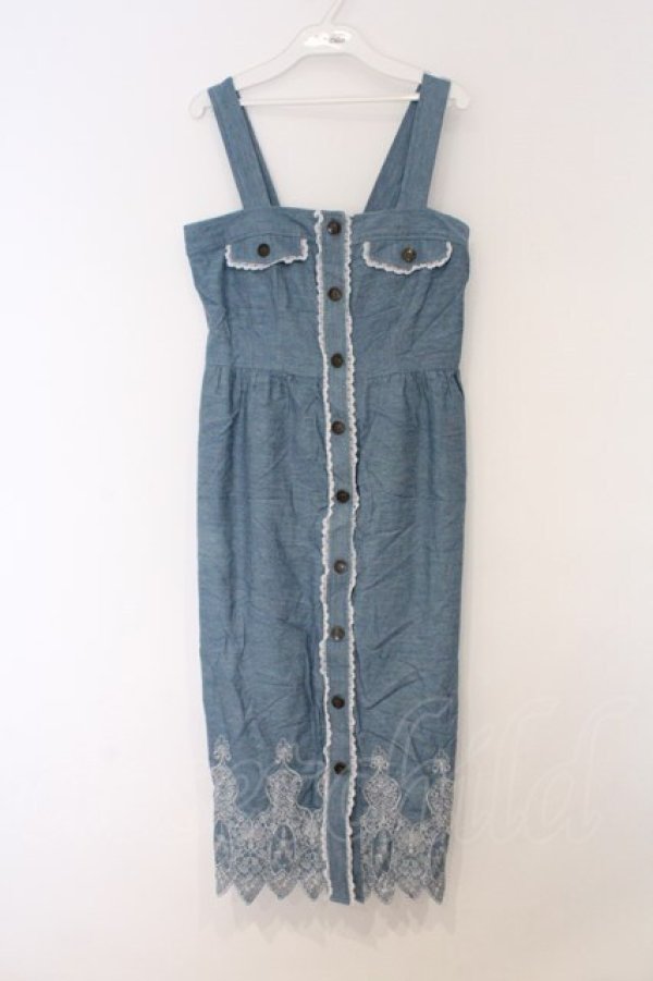 画像1: axes femme / 裾刺繍デニムジャンパースカート  ブルー O-26-03-07-1023-AX-OP-IG-OS (1)