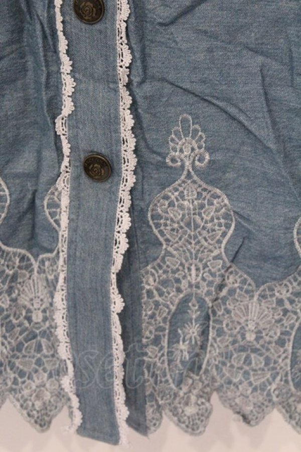 画像2: axes femme / 裾刺繍デニムジャンパースカート  ブルー O-26-03-07-1023-AX-OP-IG-OS (2)