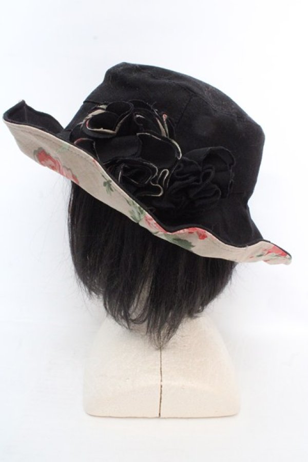 画像1: axes femme / モチーフ付きリバーシブルハット  クロ×花柄ベージュ O-26-03-07-003-AX-AC-OW-OS (1)