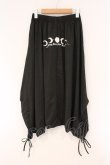 画像1: NieR Clothing / 転写プリントサルエルパンツ  ブラック ムーンプリント O-26-03-10-080-PU-PA-IG-OS (1)