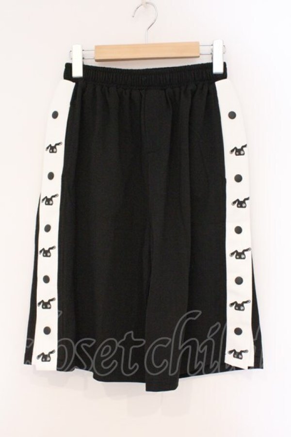 画像1: NieR Clothing / サイドボタンハーフパンツ  ブラック×ホワイト O-26-03-10-085-PU-PA-IG-OS (1)