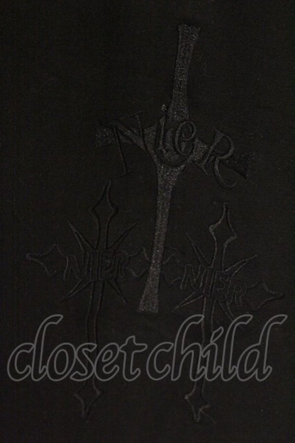 画像2: NieR Clothing / ZIP UPロングパーカー  ブラック クロス刺繍 O-26-03-10-090-PU-TO-IG-OS (2)