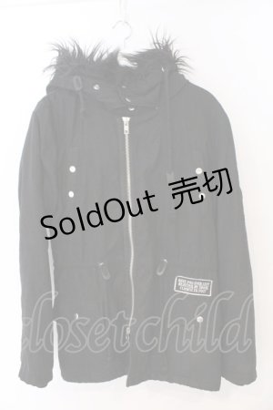 画像: GLAD NEWS / ファーフードミリタリーパッチブルゾンジャケット F ブラック O-26-03-11-062-GL-CO-YM-ZT0315L