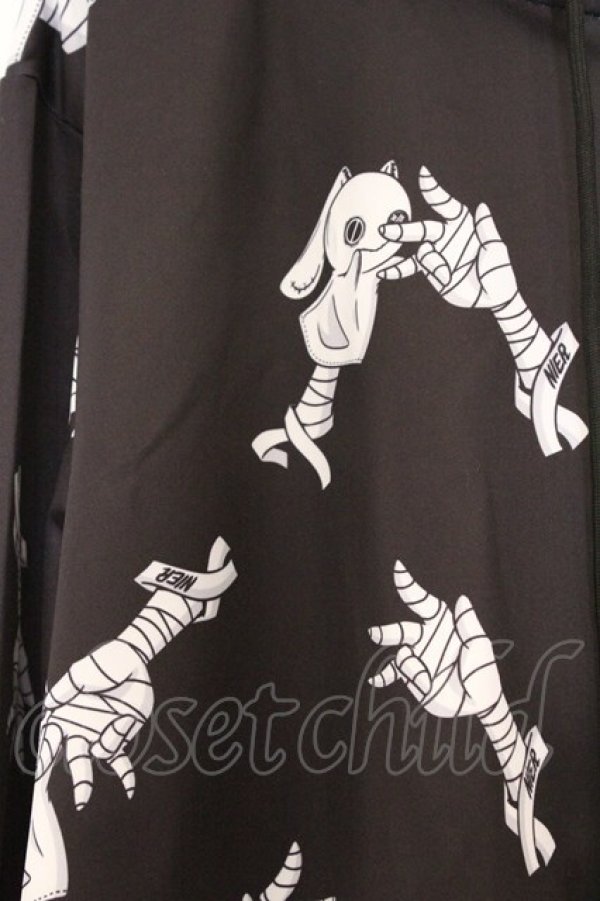 画像2: NieR Clothing / 転写ZIPパーカー F ブラック×NieRちゃん総柄 O-26-03-13-036-PU-TO-OW-OS (2)