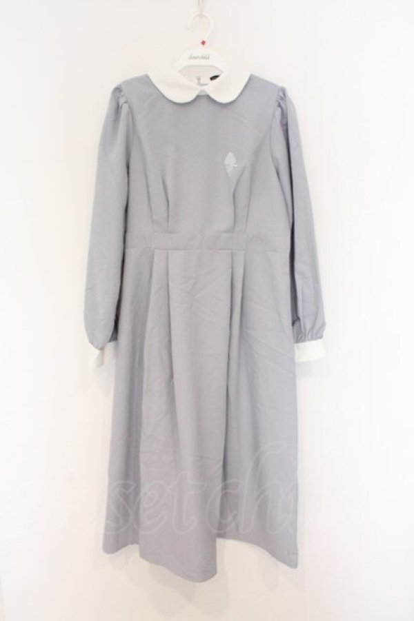 画像1: NieR Clothing / 配色襟付きパワーショルダーワンピース F ブルーグレー×ホワイト O-26-03-13-039-PU-OP-OW-OS (1)