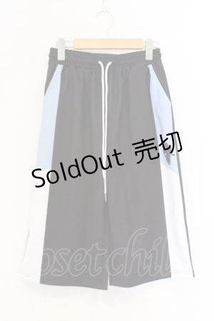 画像: NieR Clothing / サイドラインハーフパンツ F ブラック×ブルー O-26-03-13-042-PU-PA-OW-OS