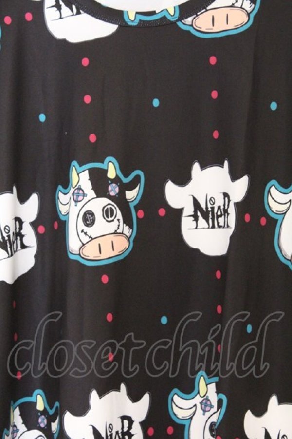 画像2: NieR Clothing / 総柄転写カットソー F ブラック牛柄 O-26-03-13-050-PU-TO-OW-OS (2)
