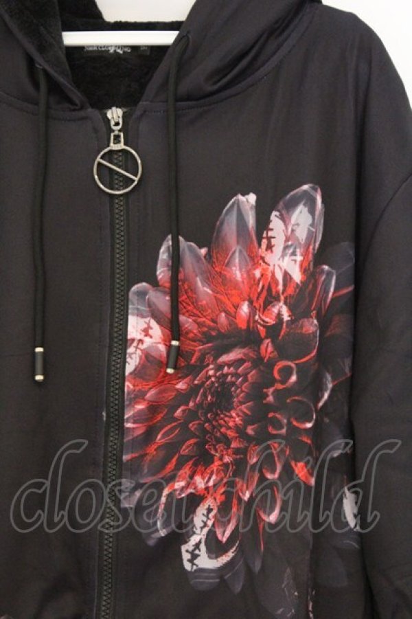 画像2: NieR Clothing / 内側ふわもこZIPパーカー F ブラック×レッド花柄 O-26-03-13-054-PU-CO-OW-OS (2)