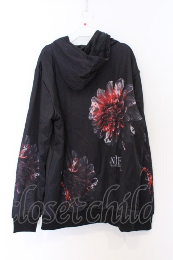 画像3: NieR Clothing / 内側ふわもこZIPパーカー F ブラック×レッド花柄 O-26-03-13-054-PU-CO-OW-OS (3)