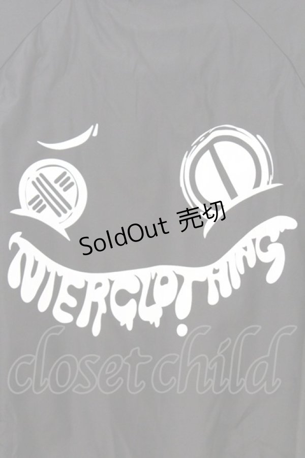 画像2: NieR Clothing / バックプリントキルティングジャケット F ブラック×フェイスプリント O-26-03-13-057-PU-CO-OW-OS (2)