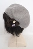 画像2: axes femme / 巻きバラリボンブローチ付きベレー 57.5cm グレー O-26-03-13-1043-AX-AC-OW-OS (2)