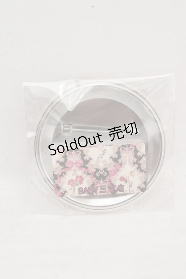 画像2: ALICE and the PIRATES / クリスの百鬼夜行〜宵に咲き誇る妖の華〜柄 クリスとガシャドクロ缶バッジ  アイボリー系 O-26-03-13-1022-PA-ZA-OW-OS (2)