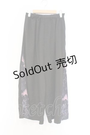 画像: NieR Clothing / サイド柄切替ワイドパンツ F ブラック×ピンク花柄 O-26-03-13-008-PU-PA-OW-OS