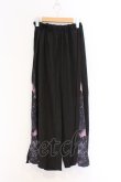 画像1: NieR Clothing / サイド柄切替ワイドパンツ F ブラック×ピンク花柄 O-26-03-13-010-PU-PA-OW-OS (1)
