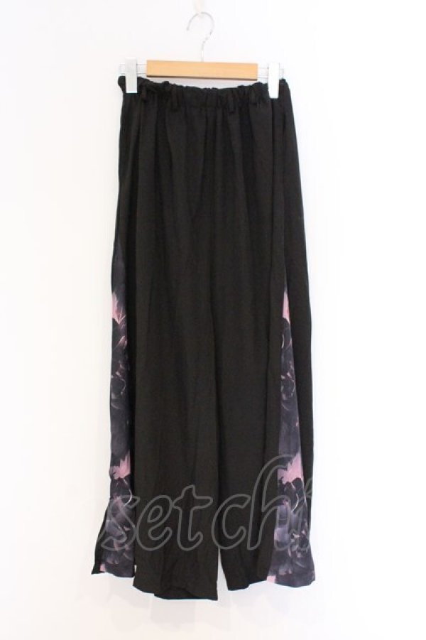 画像1: NieR Clothing / サイド柄切替ワイドパンツ F ブラック×ピンク花柄 O-26-03-13-010-PU-PA-OW-OS (1)