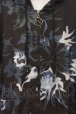 画像2: NieR Clothing / 転写ZIPパーカー F ブラック花柄 O-26-03-13-027-PU-TO-OW-OS (2)