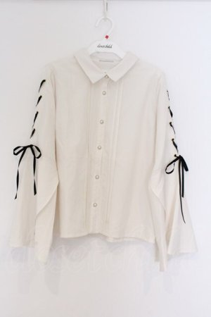 画像: axes femme POETIQUE / ブローチ付フレアスリーブブラウス  シロ O-26-03-14-1079-AX-BL-IG-OS