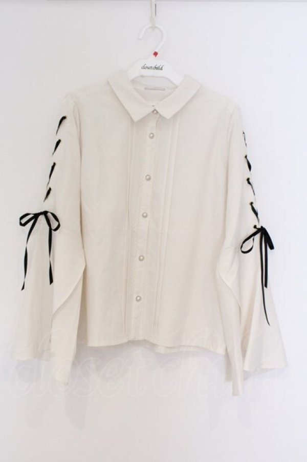 画像1: axes femme POETIQUE / ブローチ付フレアスリーブブラウス  シロ O-26-03-14-1079-AX-BL-IG-OS (1)