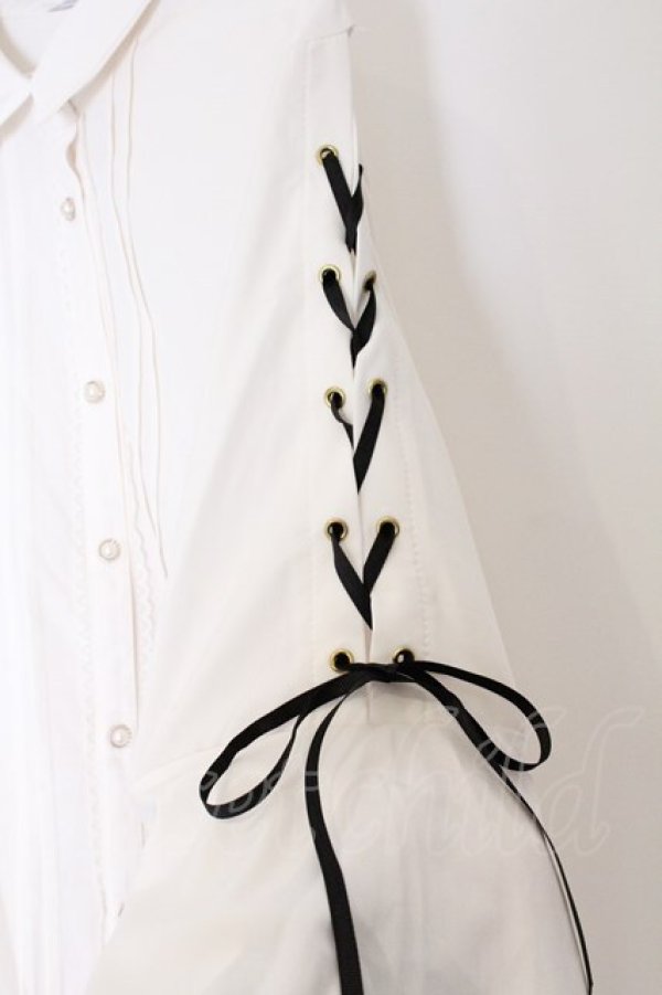 画像2: axes femme POETIQUE / ブローチ付フレアスリーブブラウス  シロ O-26-03-14-1079-AX-BL-IG-OS (2)