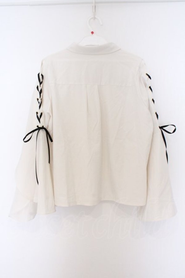 画像3: axes femme POETIQUE / ブローチ付フレアスリーブブラウス  シロ O-26-03-14-1079-AX-BL-IG-OS (3)