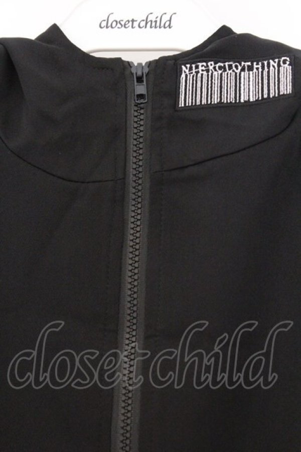 画像2: NieR Clothing / 裾フリルZIP OUTER【DESIGN刺繍】パーカー  ブラック O-26-03-14-1008-PU-TO-IG-OS (2)