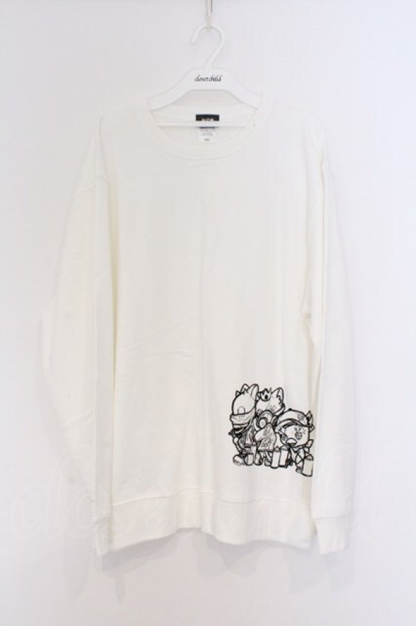 画像1: NieR Clothing / プリントトレーナー 2XL ホワイト　キャラクタープリント O-26-03-14-1022-PU-TO-IG-OS (1)