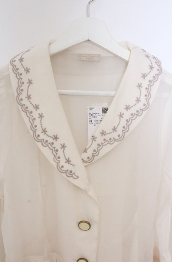画像2: axes femme POETIQUE / 刺繍襟シアーロングコート  アイボリー O-26-03-16-043-AX-OP-IG-OS (2)