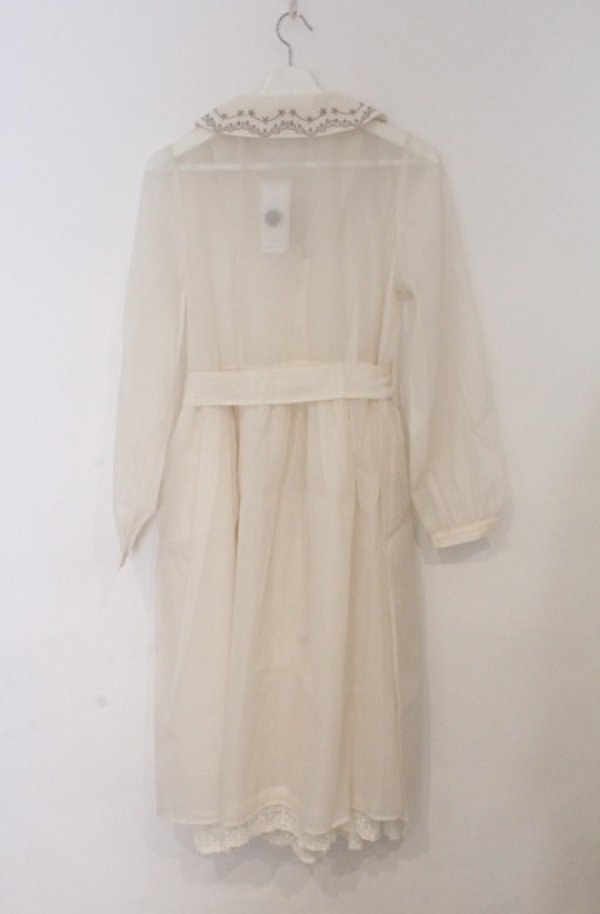 画像3: axes femme POETIQUE / 刺繍襟シアーロングコート  アイボリー O-26-03-16-043-AX-OP-IG-OS (3)