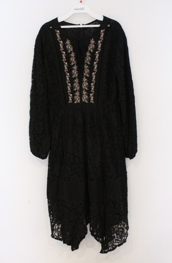 画像1: axes femme / 胸元刺繍レースワンピース  クロ O-26-03-16-067-AX-OP-IG-OS (1)