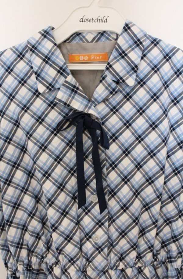 画像2: Fi.n.t / リボンタイ付き開衿チェックワンピース F サックス O-26-03-16-092-CA-OP-OW-OS (2)