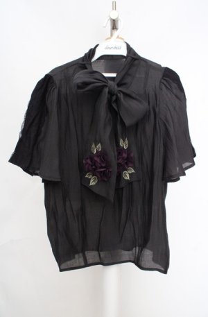 画像: axes femme / 紫陽花装飾リボンブラウスプルオーバー  クロ O-26-03-18-043-AX-TO-IG-OS