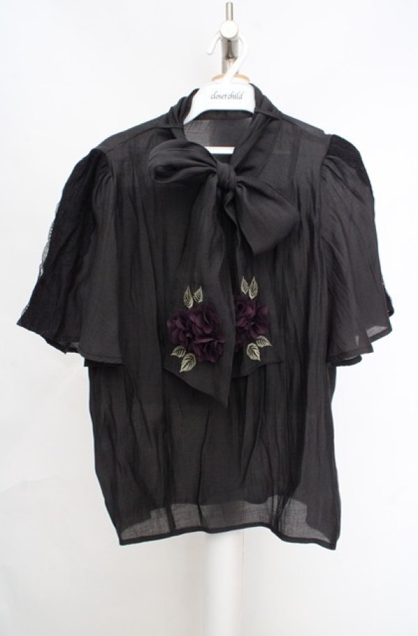 画像1: axes femme / 紫陽花装飾リボンブラウスプルオーバー  クロ O-26-03-18-043-AX-TO-IG-OS (1)